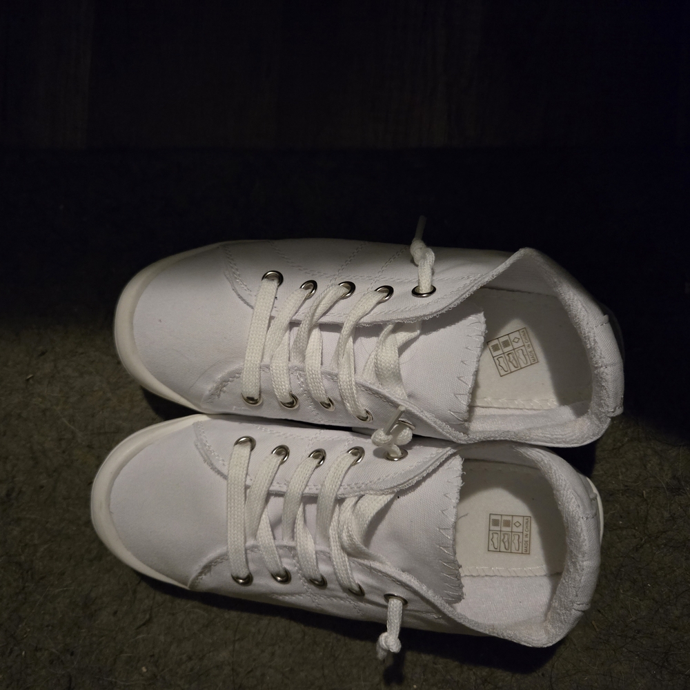 Women's size 6 White Sneakers